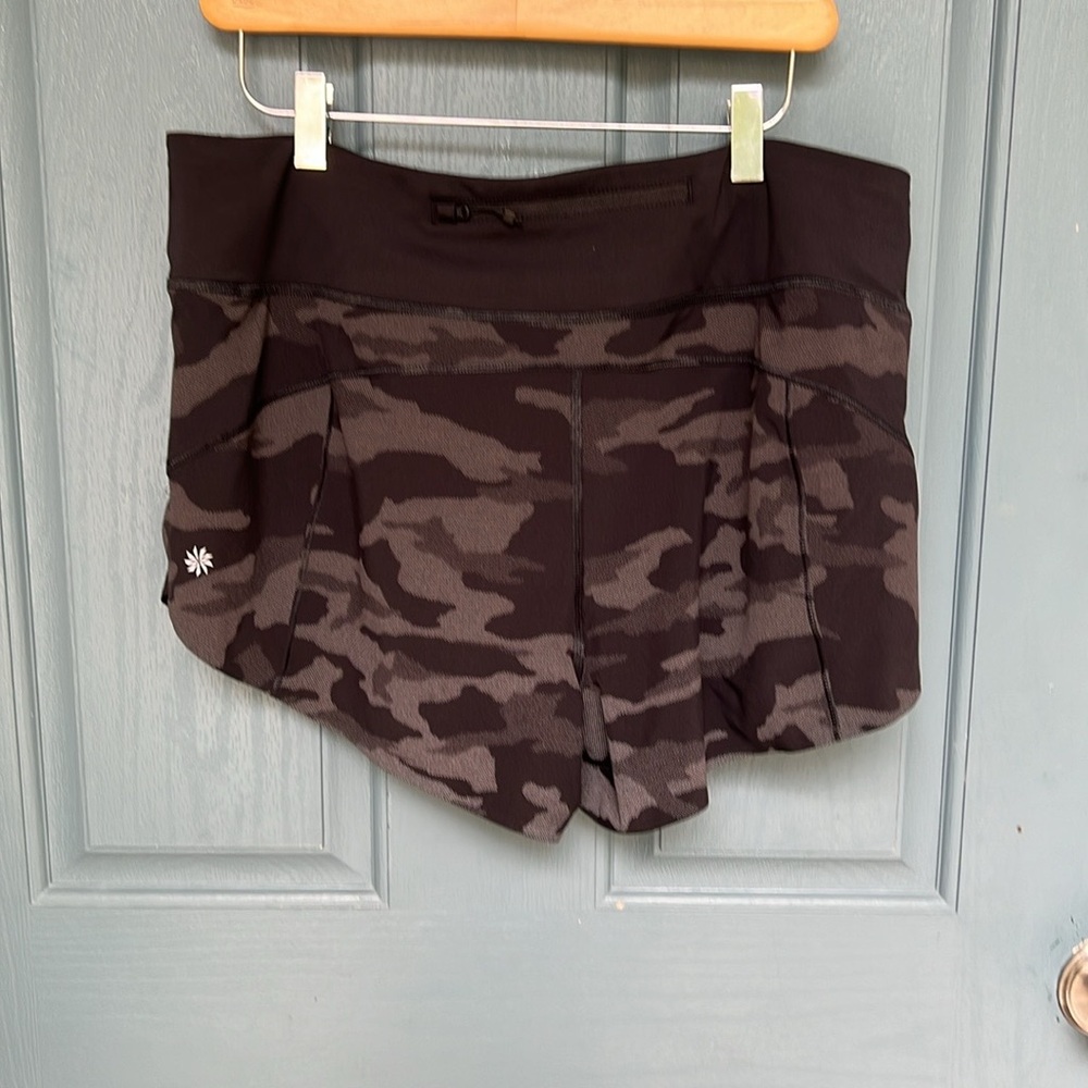 Athleta Run With It Reflective Printed 3.5” Short - Picture 7 of 12